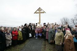 У памятного креста