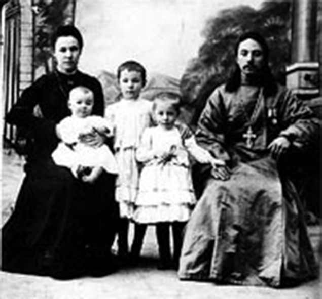 13. священномуч. Павел Косминков с семьей.jpg